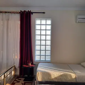 53 Couette-café Tirana